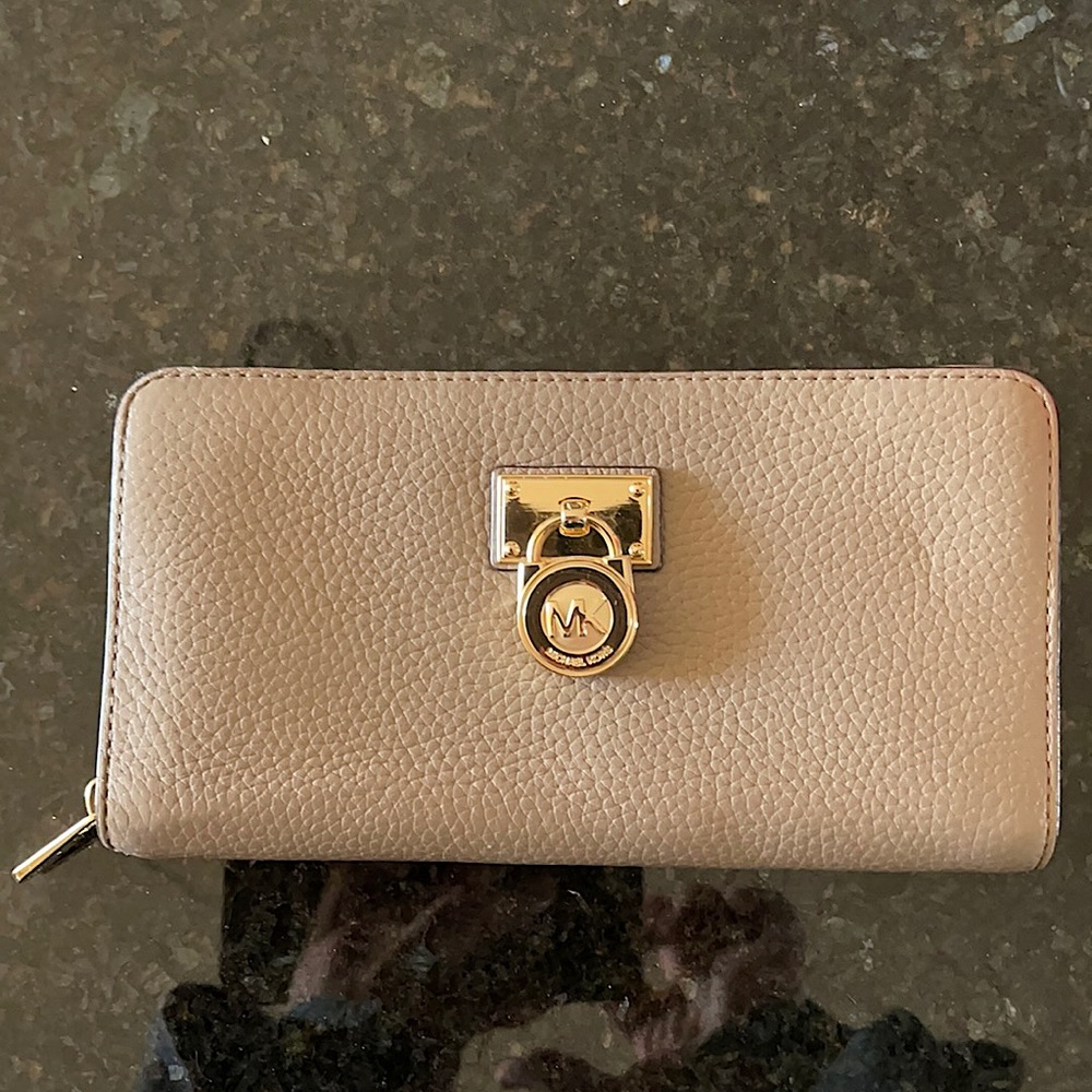 MICHAEL Michael Kors Women's Large Zip Around Cluch Wallet